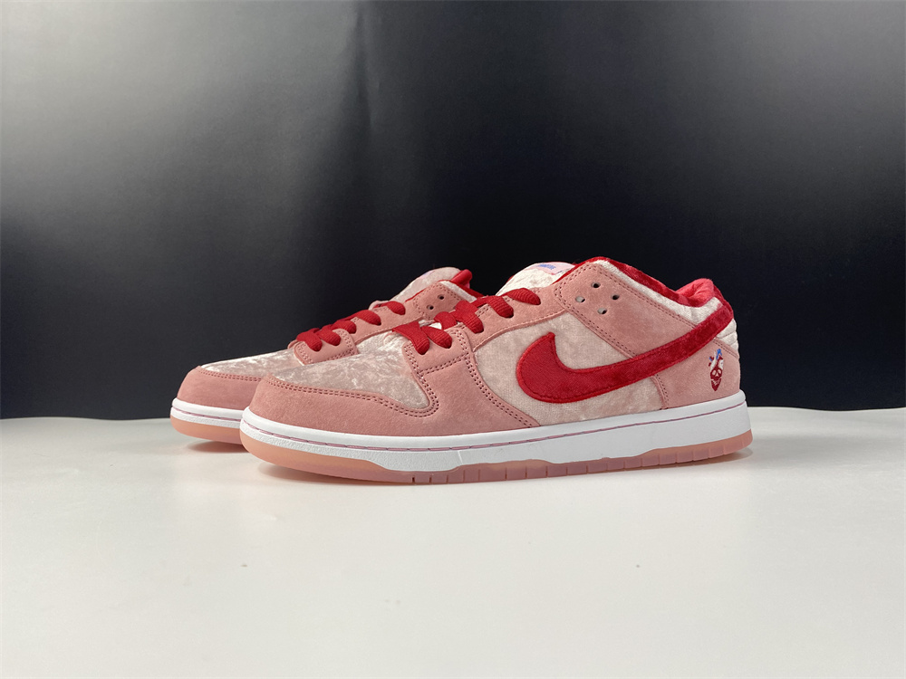 Nike SB Dunk Low StrangeLove Skateboards (Regular Box)