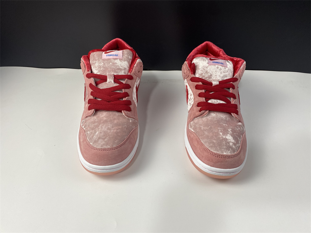 Nike SB Dunk Low StrangeLove Skateboards (Regular Box)