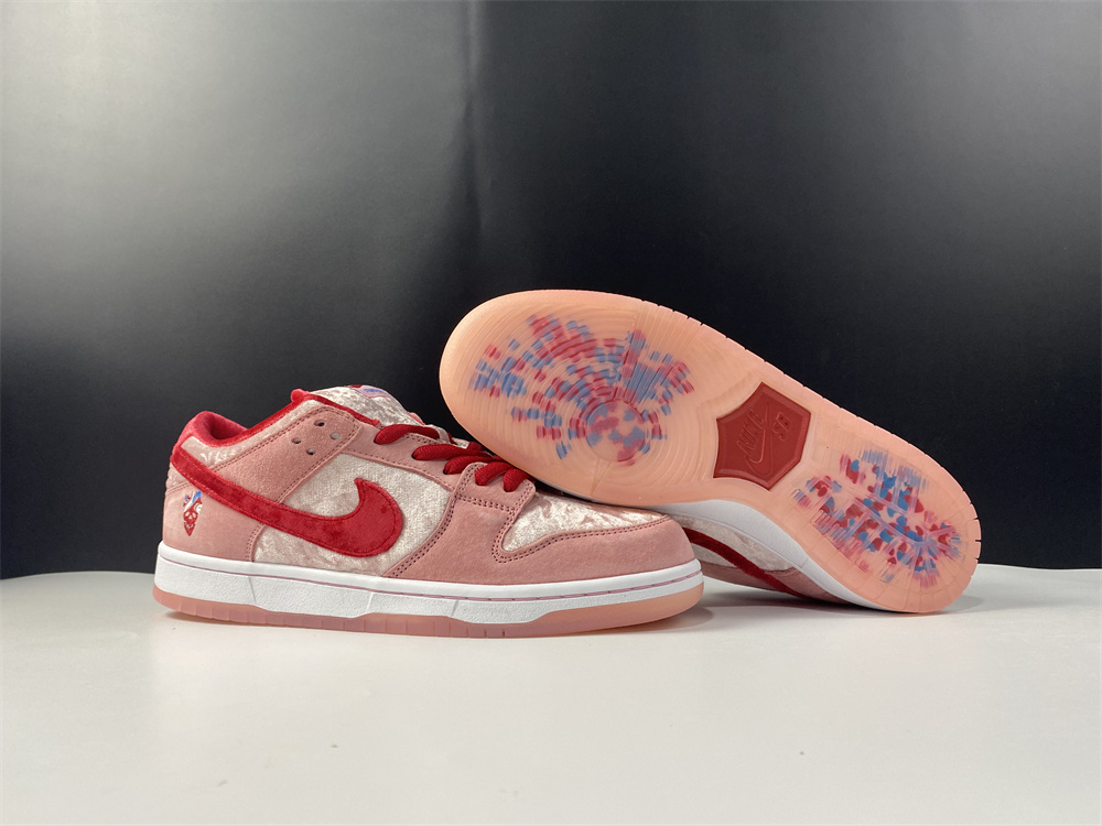 Nike SB Dunk Low StrangeLove Skateboards (Regular Box)