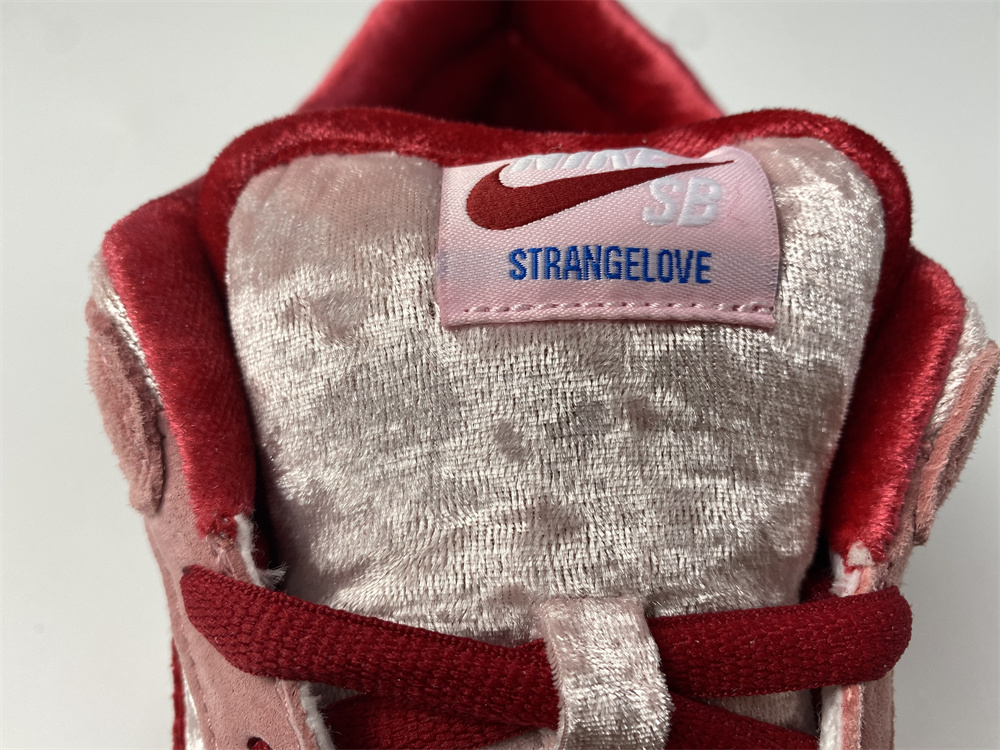 Nike SB Dunk Low StrangeLove Skateboards (Regular Box)