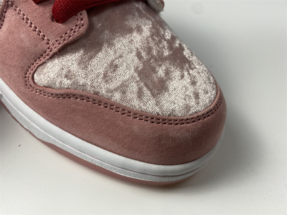 Nike SB Dunk Low StrangeLove Skateboards (Regular Box)