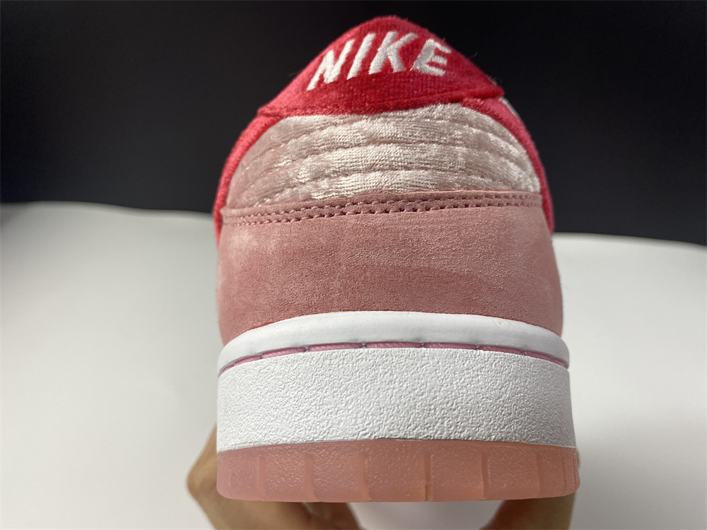 Nike SB Dunk Low StrangeLove Skateboards (Regular Box)