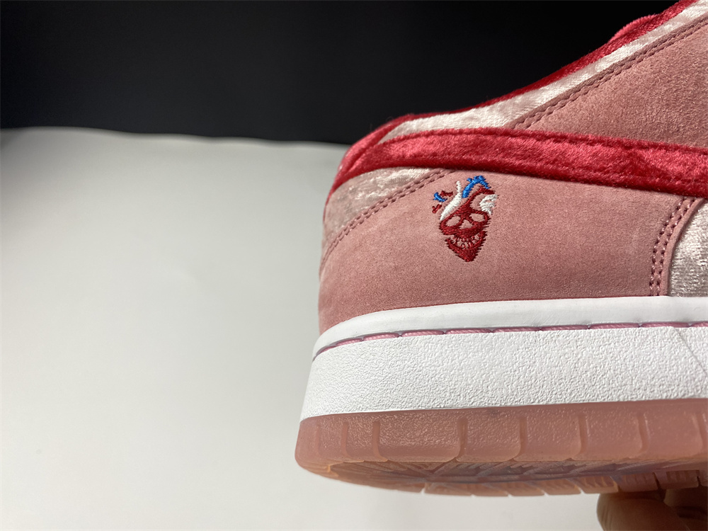 Nike SB Dunk Low StrangeLove Skateboards (Regular Box)