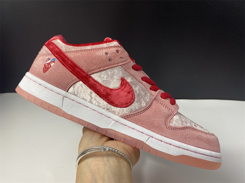 Nike SB Dunk Low StrangeLove Skateboards (Regular Box)
