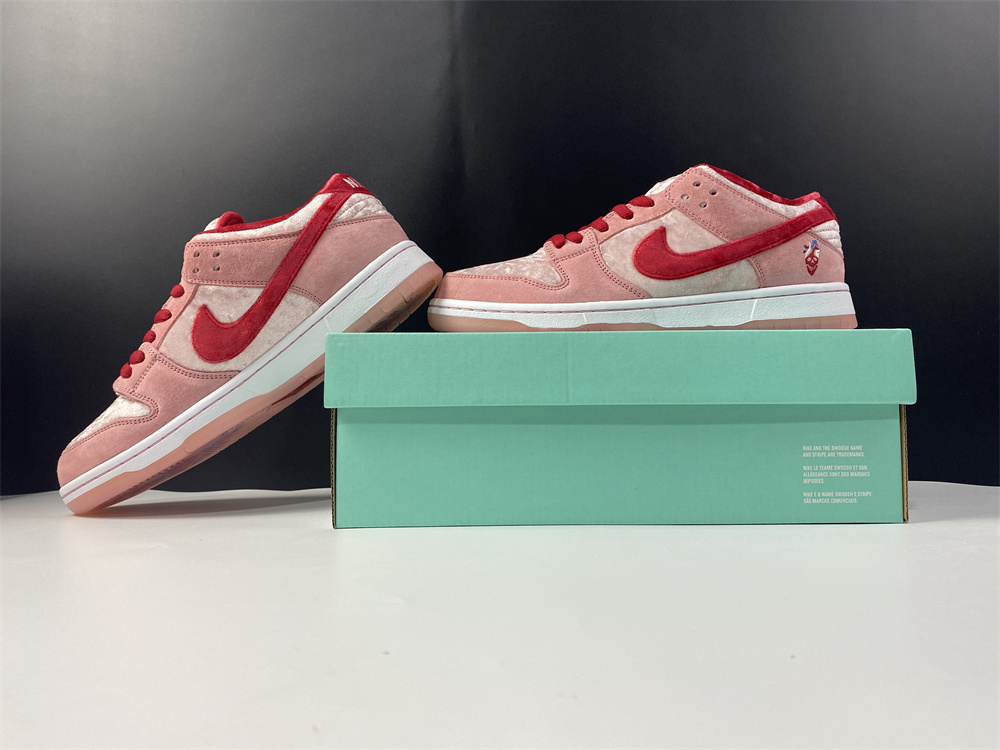 Nike SB Dunk Low StrangeLove Skateboards (Regular Box)