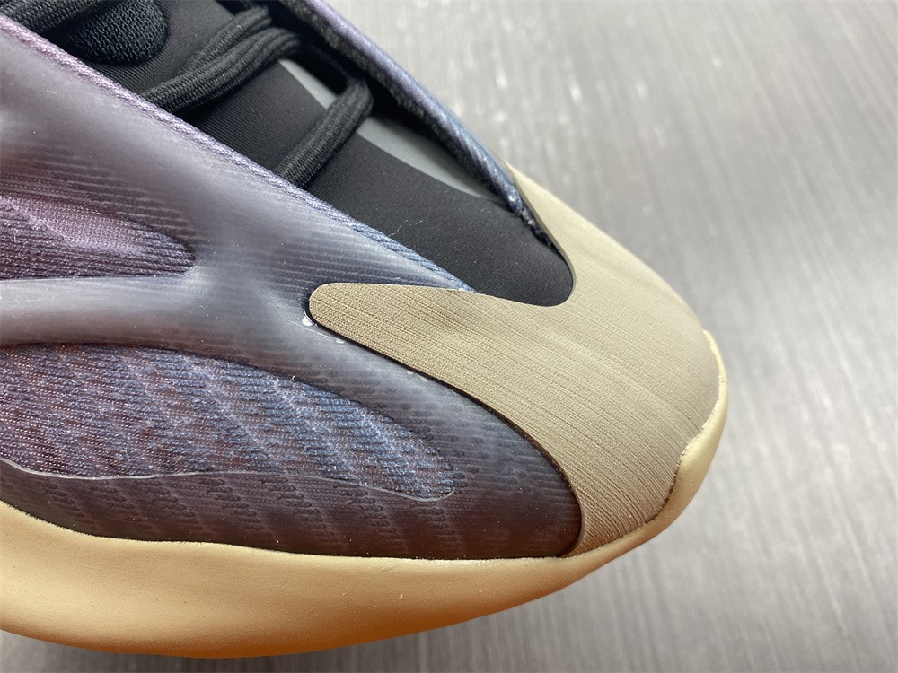 Adidas Yeezy 700 V3 Fade Carbon GW1814