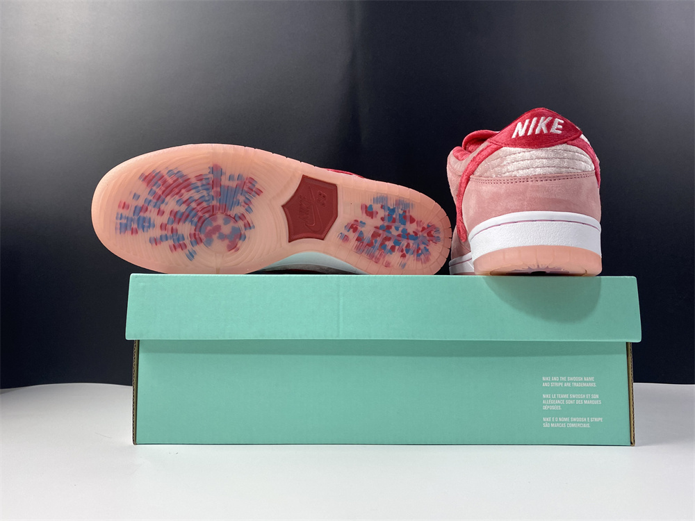 Nike SB Dunk Low StrangeLove Skateboards (Regular Box)