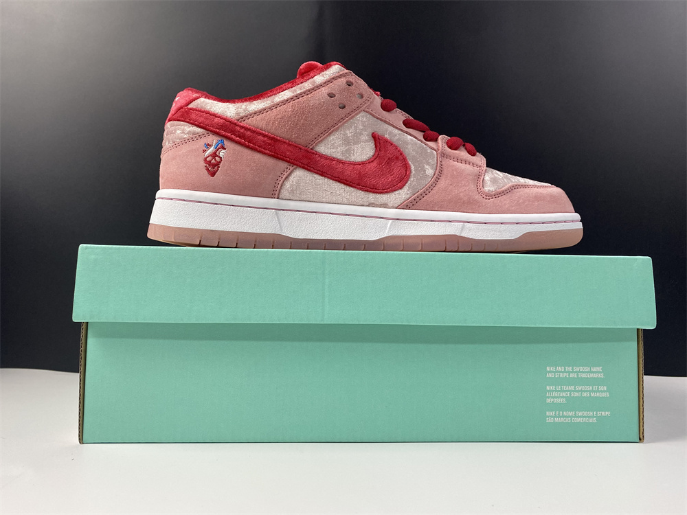 Nike SB Dunk Low StrangeLove Skateboards (Regular Box)