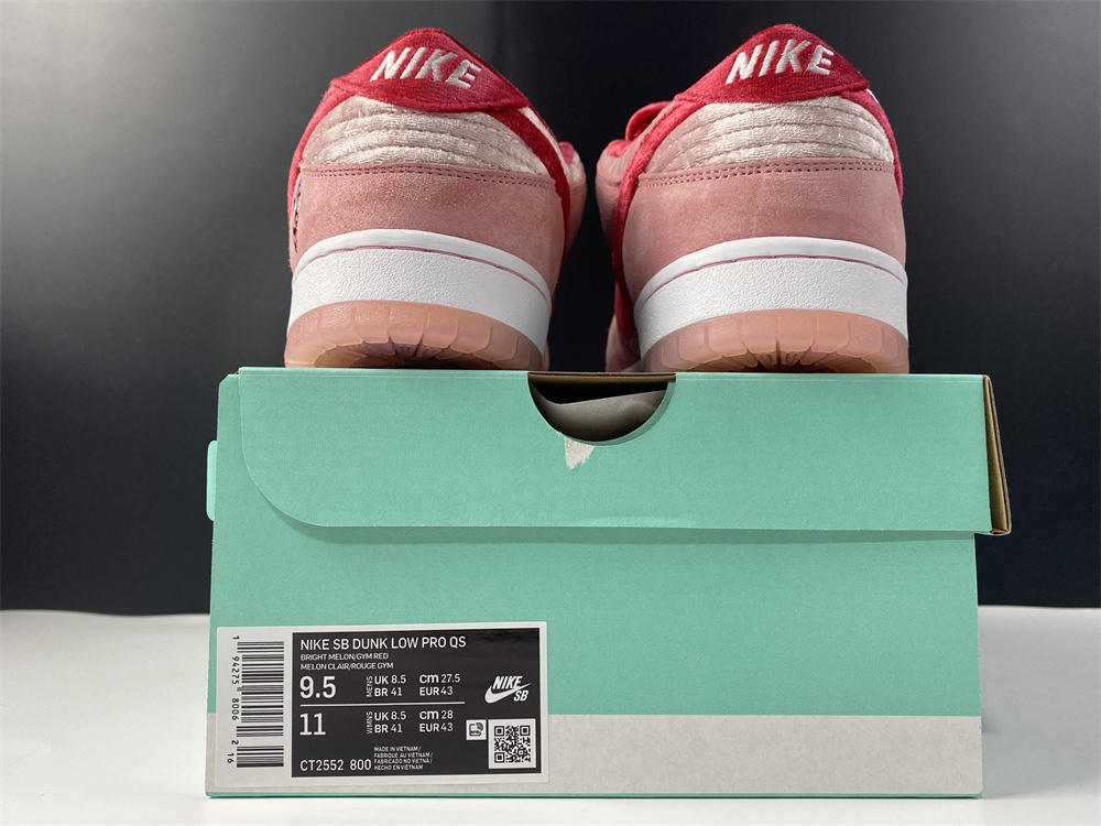 Nike SB Dunk Low StrangeLove Skateboards (Regular Box)