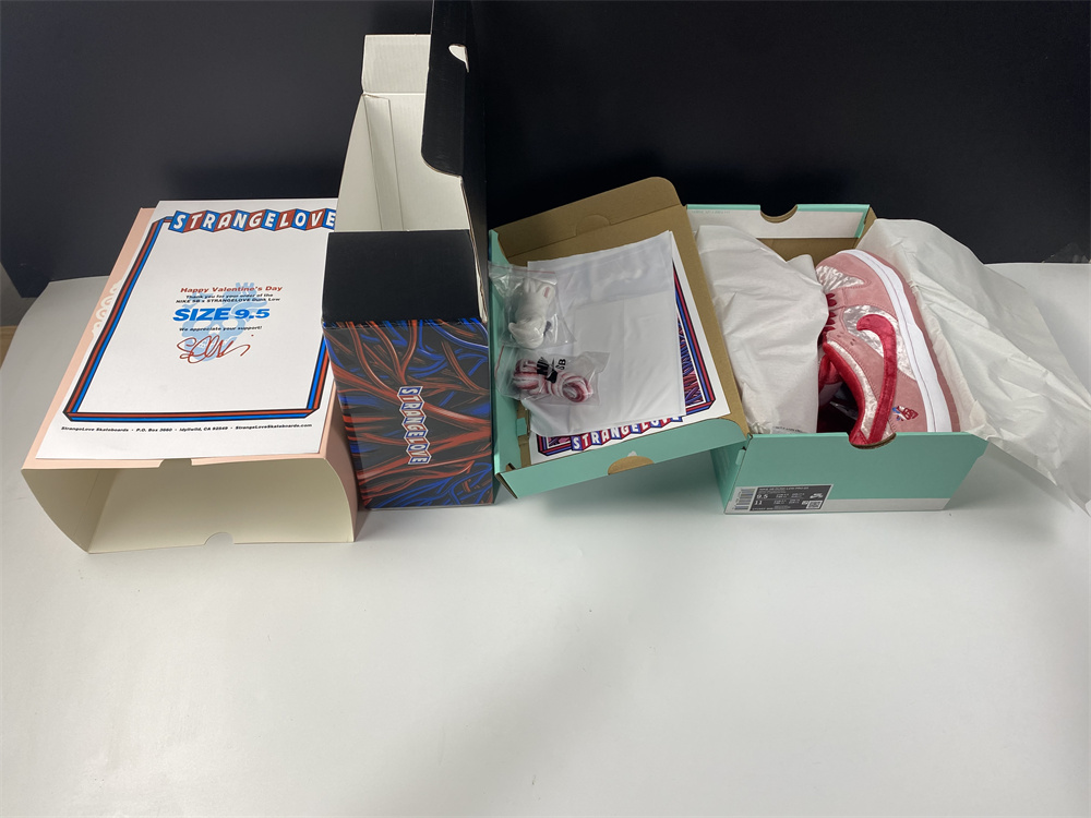 Nike SB Dunk Low StrangeLove Skateboards (Regular Box)