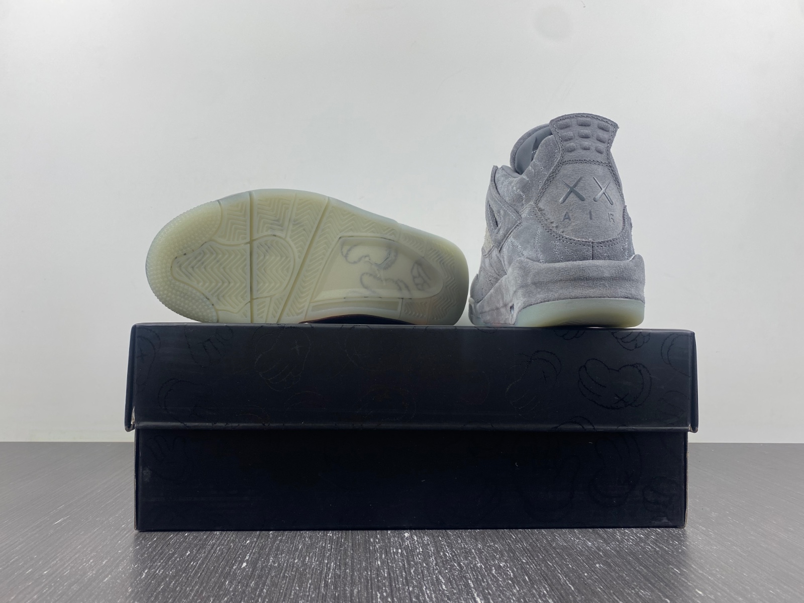 Jordan 4 Retro Kaws