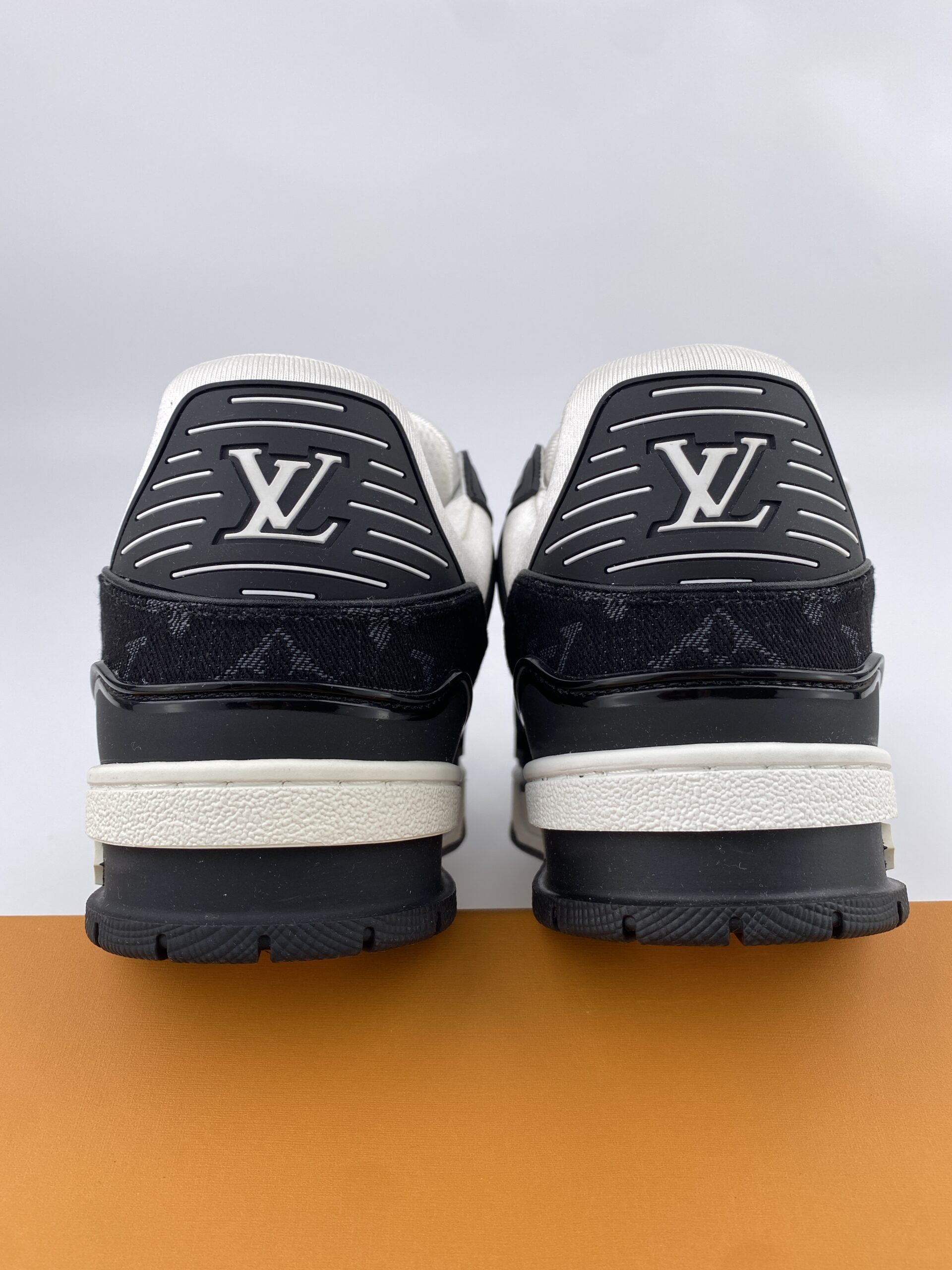 L** V* LV Trainer White Black White