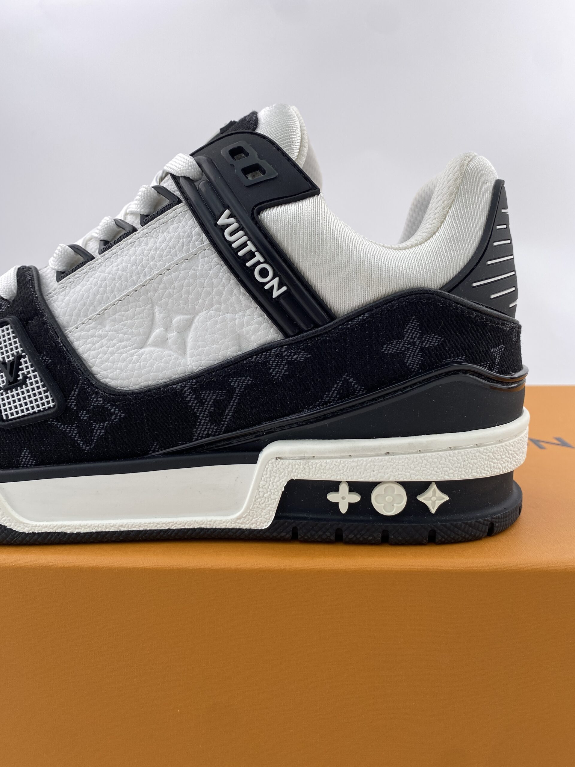 L** V* LV Trainer White Black White