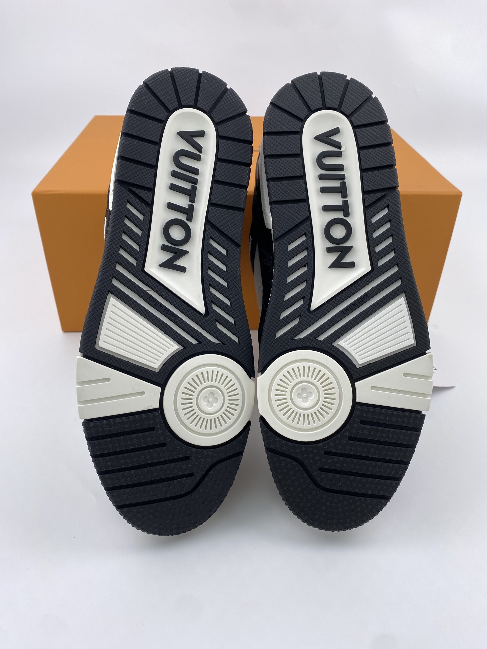L** V* LV Trainer White Black White