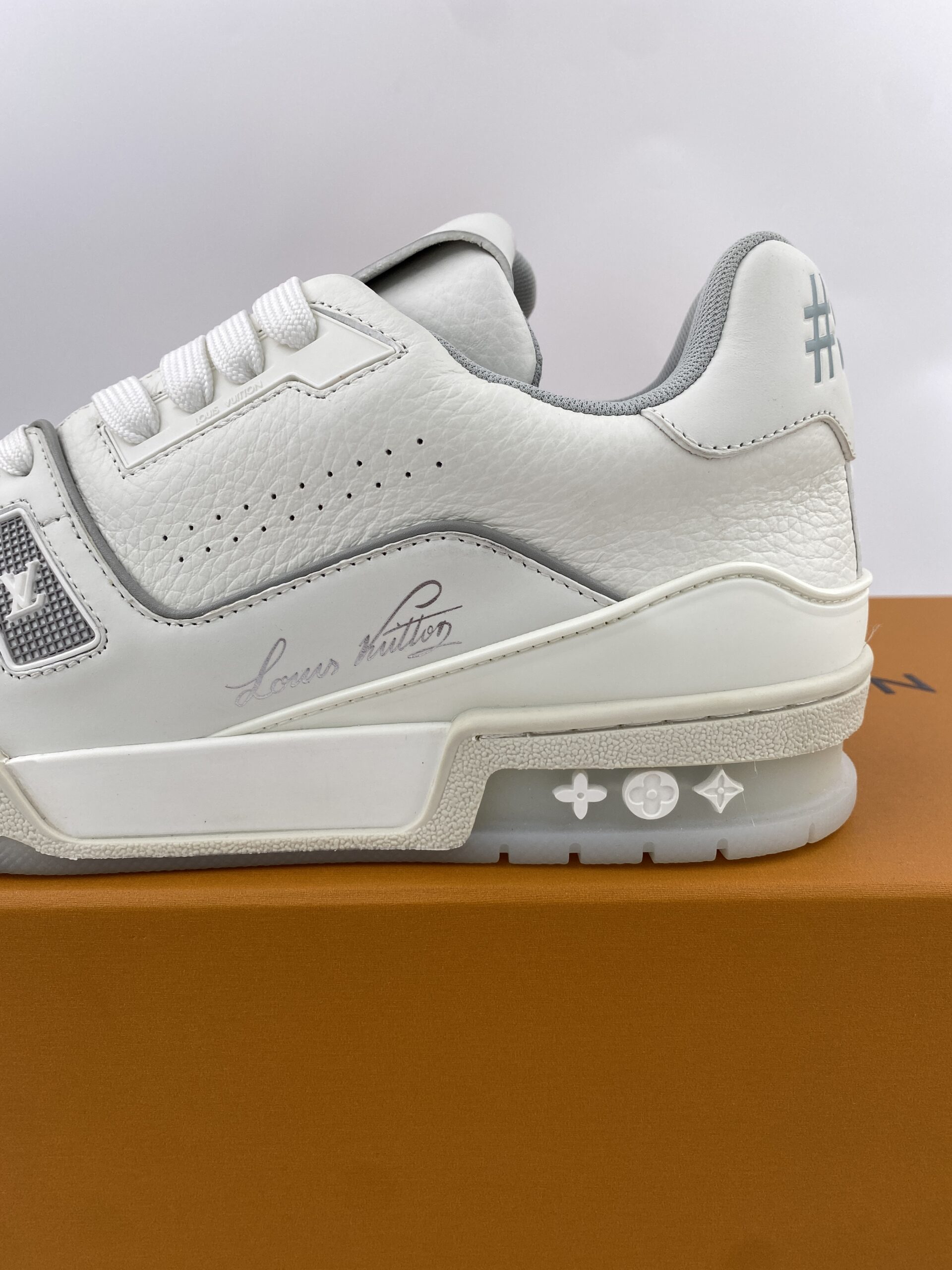 L** V* Trainer White